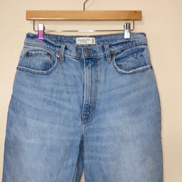 ABERCROMBIE & FITCH - LIGHT WASH STRAIGHT LEG HIGH RISE JEANS - Picture 11 of 14